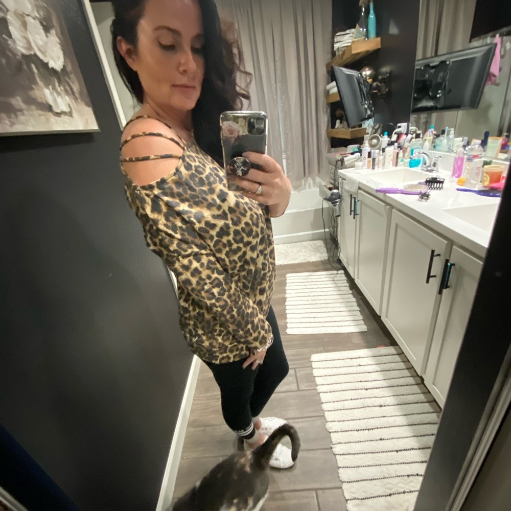 Leopard off the shoulder